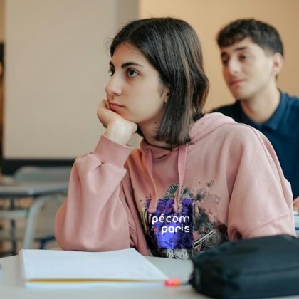 Reussir-Son-Entree-au-Lycee-Conseils-Pratiques-pour-les-Nouveaux-Lyceens.-Deux-eleves-en-seconde